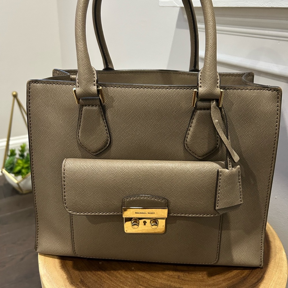 Michael Kors tan handbag in excellent condition! Very chic and timeless!